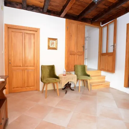 Stari Grad Apartment *