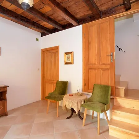 Stari Grad Apartment *