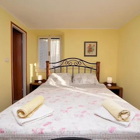 Stari Grad Apartment *