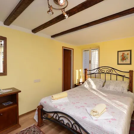 Stari Grad Apartment *